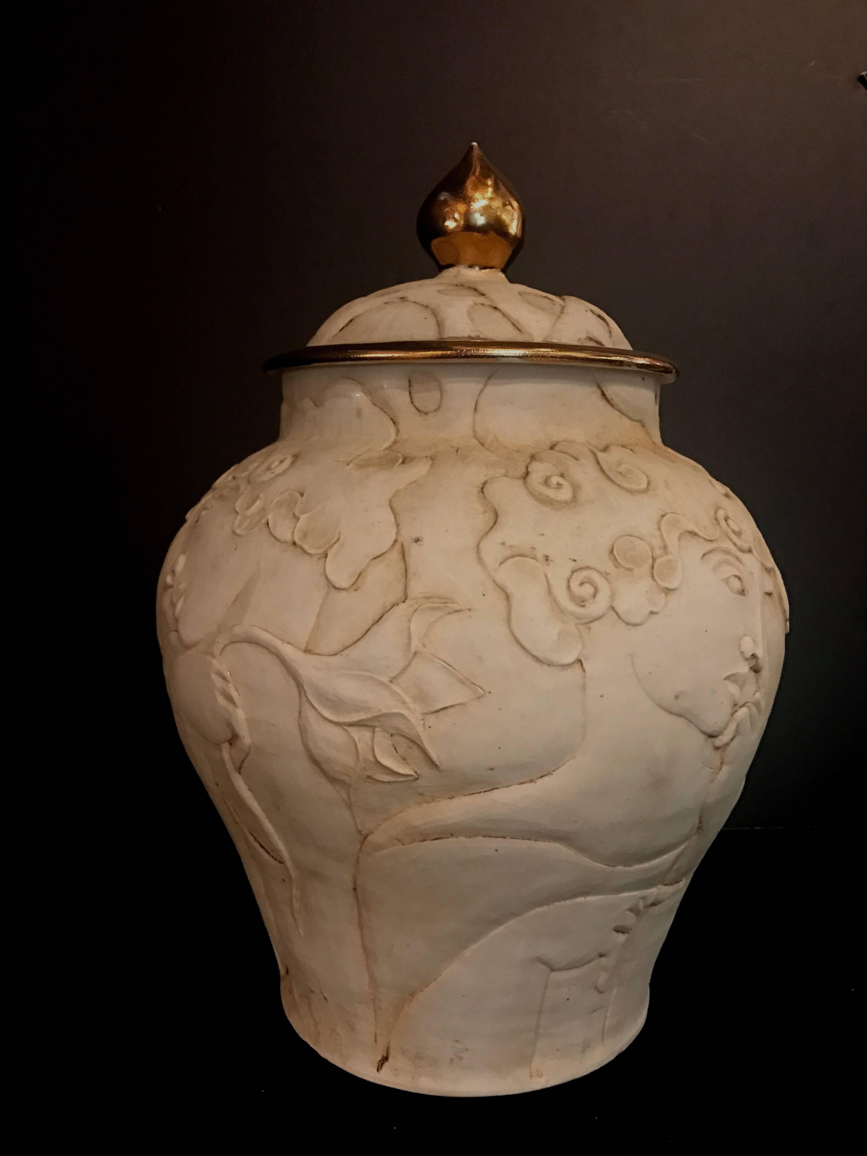Rare urne sculptée en porcelaine biscuit de style Art déco français en vente 3