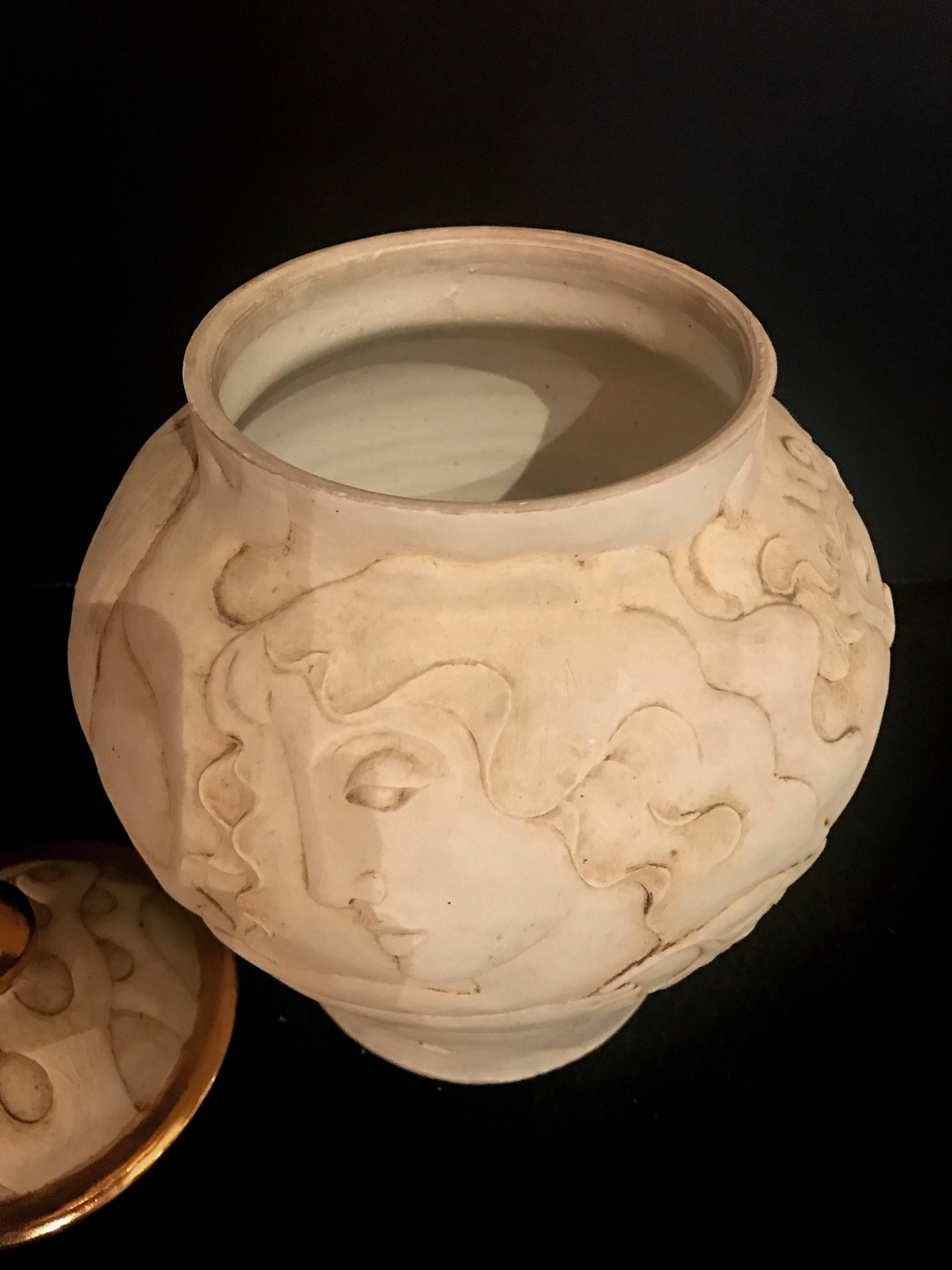 Rare urne sculptée en porcelaine biscuit de style Art déco français en vente 4