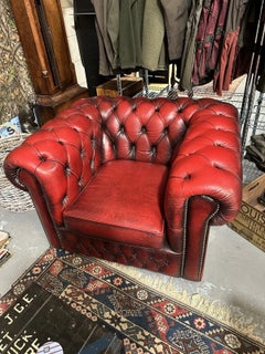 Fauteuil-canapé Chesterfield de style ancien, en cuir rouge capitonné de boutons, avec roulettes en laiton