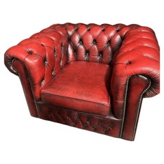 Fauteuil-canapé Chesterfield de style ancien, en cuir rouge capitonné de boutons, avec roulettes en laiton