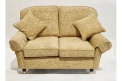 Divano a due posti in stile contemporaneo con rivestimento giallo-beige e rotelle in ottone