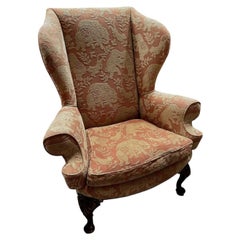 Comoda poltrona con braccioli ad ali in noce, stile Queen Anne, con motivo a elefanti