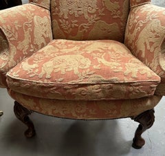 Comoda poltrona con braccioli ad ali in noce, stile Queen Anne, con motivo a elefanti