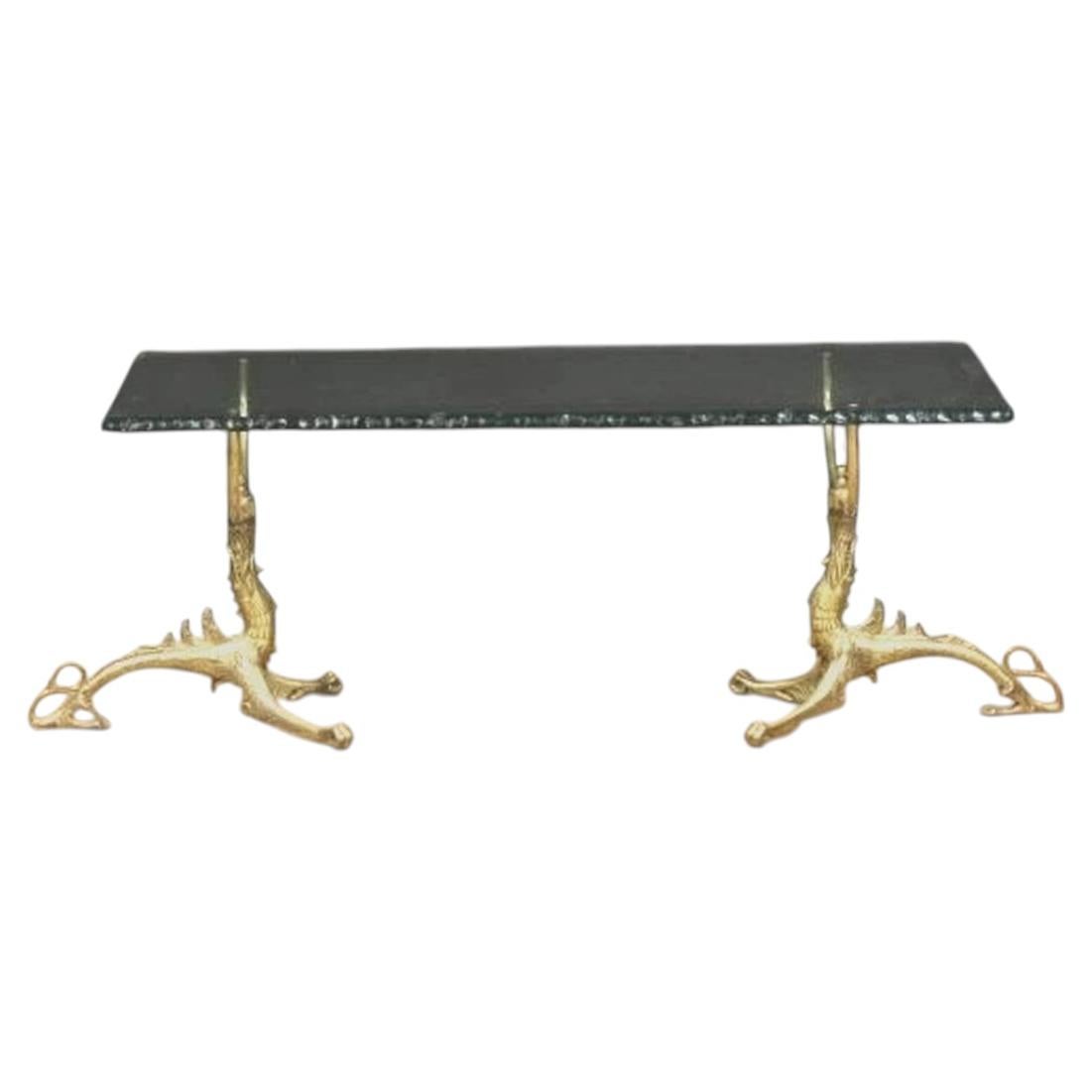 Seltener, skulptural gestalteter Couchtisch aus Messing mit Wyvern-Stützen, im Stil von Alain Chervet im Angebot