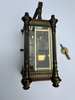 Orologio da carrozza francese con cassa in ottone e pannelli in vetro smussato, fine del XIX secolo
