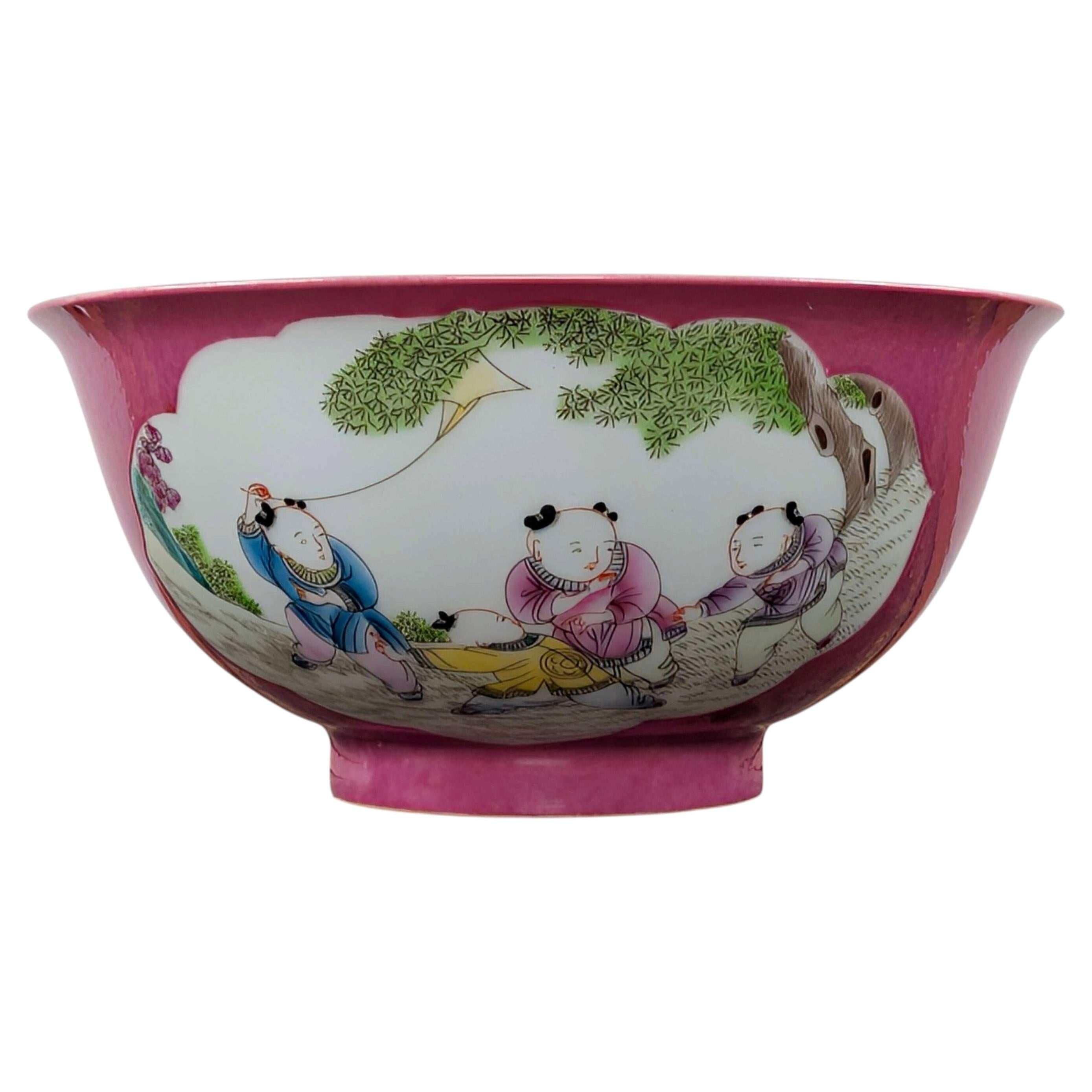 Bol en porcelaine chinoise de la « Famille Rose » portant la marque du règne de Yongzheng