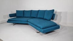 Sofá de diseño «Arne Curved» de B&B Italia, tapizado en turquesa Adria