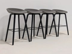 Set di quattro sgabelli HAY “About A” di Hee Welling, rivestimento grigio e struttura in legno nero