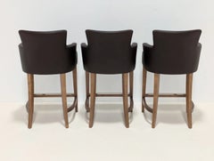 Set di 3 sgabelli da bar Paris Carver in pelle marrone Java Café e struttura in legno massello