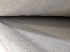 Divano e pouf Bolia Veneda con rivestimento in bouclé grigio chiaro
