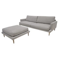 Divano e pouf Bolia Veneda con rivestimento in bouclé grigio chiaro