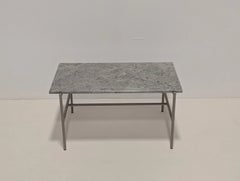 Tavolino HAY Rebar di Sylvain Willenz in marmo grigio fossile e acciaio