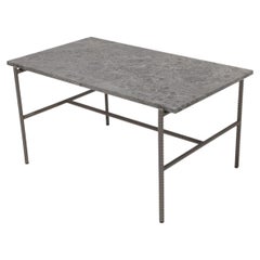 Tavolino HAY Rebar di Sylvain Willenz in marmo grigio fossile e acciaio
