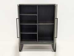 Mobile di design contemporaneo in pelle shagreen grigia con base in legno nero