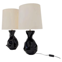 Paire de lampes de table « Porta Romana » à facettes, en verre noir avec abat-jours en soie ivoire