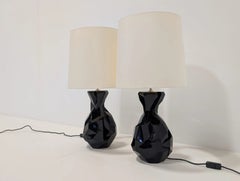 Paire de lampes de table « Porta Romana » à facettes, en verre noir avec abat-jours en soie ivoire