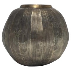 Vase de sol en laiton texturé, finition dorée, objet décoratif contemporain