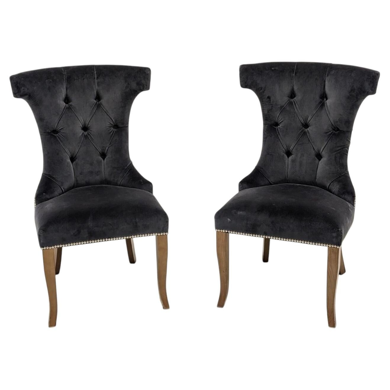Paire de chaises de salle à manger sur mesure en velours gris foncé, ornées de clous argentés