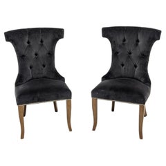 Paire de chaises de salle à manger sur mesure en velours gris foncé, ornées de clous argentés