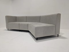 Canapé d'angle modulaire sur mesure Henry Gurney, en lin gris clair
