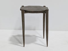 Moderner, von einem Designer entworfener Beistelltisch aus Bronze und Keramik