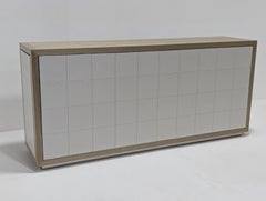 Credenza TV su misura Collett-Zarzycki, disegnata da Georgia Collett, in pelle e legno