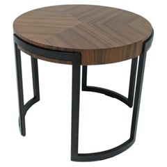 Mesita auxiliar redonda de madera de nogal industrial con patas de metal, diseño urbano y contemporáneo