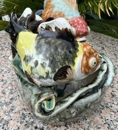 Fontaine de table vintage rare en céramique chinoise de Shiwan, en forme de coquillage, représentant des carpes koï