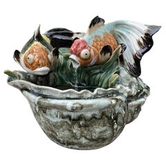 Fontaine de table vintage rare en céramique chinoise de Shiwan, en forme de coquillage, représentant des carpes koï