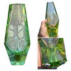 Att. Bucella Cristalli Murano – grüne, dreieckige, facettierte Kunstglasvase, ca. 1965