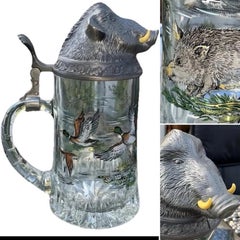 Westdeutscher Beerstein 8,5-Zoll-Krug aus Zinn und Glas mit handbemaltem Wildschweinkopf