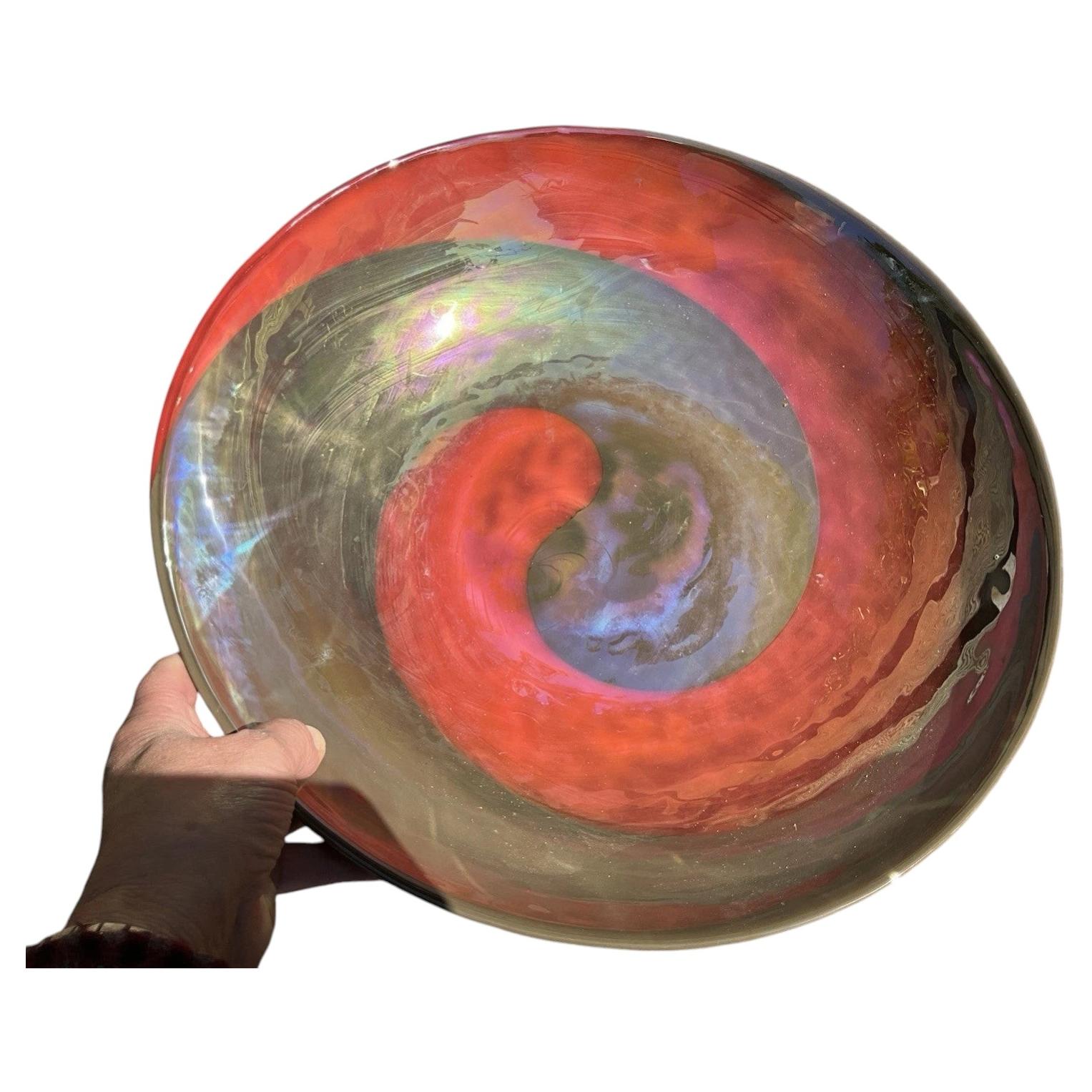 Bol de table central en verre « Murano Ferro » rouge irisé et opalescent à motifs tourbillonnants – 16,25 pouces en vente