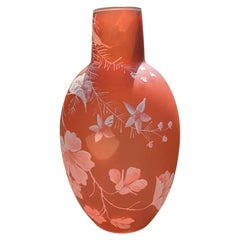 Jarrón checo antiguo de cristal con camafeo esmaltado en rosa y blanco, estilo Art Nouveau de Harrach, 11,5"