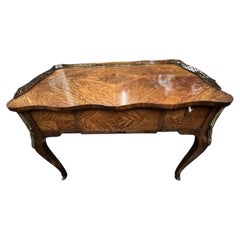 Escritorio plano francés de estilo Luis XV, de madera de nudo y marquetería