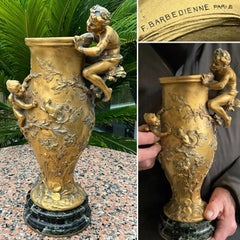 Raro jarrón central de bronce dorado de Ferdinand Barbedienne: putti y ninfas, firmado
