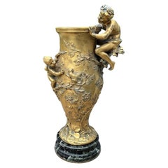 Raro jarrón central de bronce dorado de Ferdinand Barbedienne: putti y ninfas, firmado