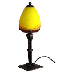 Lámpara de mesa francesa de estilo Art Déco de Degué, de hierro forjado y cristal, década de 1920