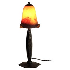 Lámpara de mesa francesa de estilo Art Déco de Degué, de hierro forjado y cristal, década de 1920