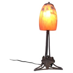 Lámpara de mesa francesa de estilo Art Déco de Degué, de hierro forjado y cristal, década de 1920