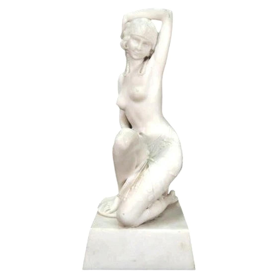 Sculpture italienne en albâtre du milieu du XXe siècle représentant un nu féminin à genoux