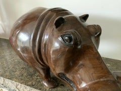 Grande scultura africana di ippopotamo in legno massiccio intagliato a mano, risalente alla metà del secolo scorso