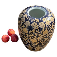 Grand vase-jarre antique en porcelaine chinoise « William Sung », décor tapisserie bleu et or