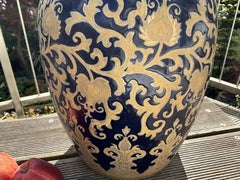 Grand vase-jarre antique en porcelaine chinoise « William Sung », décor tapisserie bleu et or