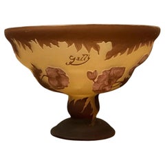 Centre de table antique de type Galle « Ameira » : bol à punch sur socle en verre camée représentant un coquelicot