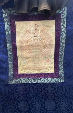 Thangka tibetana de oro de finales del siglo XX que representa a Avalokiteshvara de las Mil Brazos, con seda
