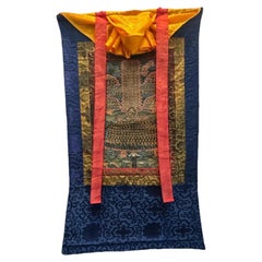 Thangka del «Árbol del Refugio» del linaje gelugpa tibetano, de principios del siglo XIX, con brocado de seda