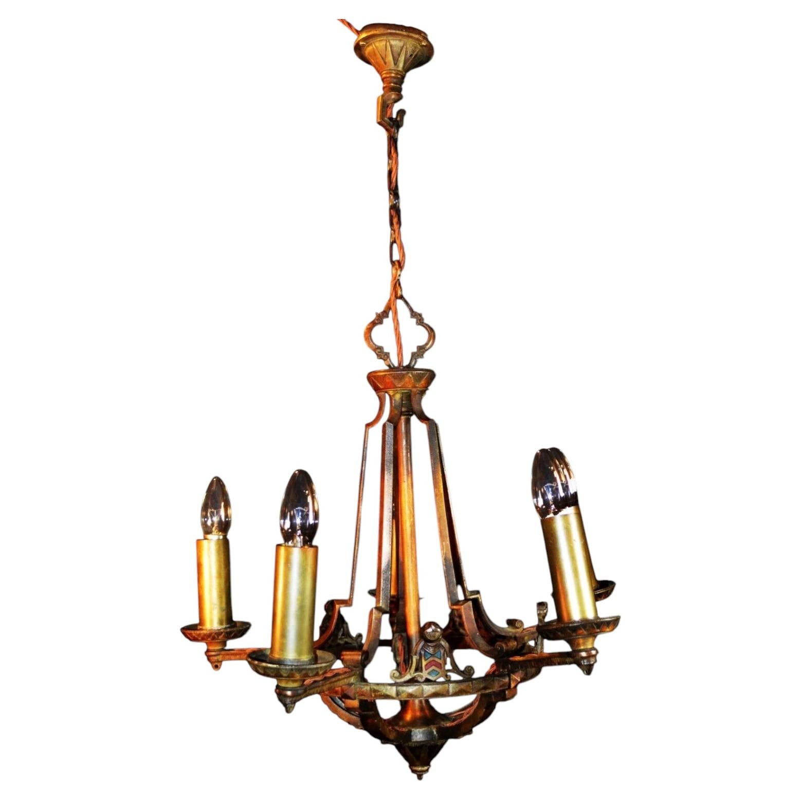 Lustre Art déco britannique à cinq lumières en bronze patiné, orné de motifs héraldiques en vente