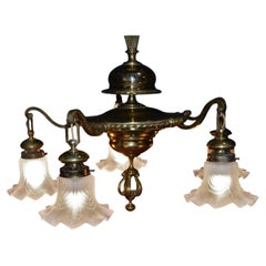 Lustre Art déco français des années 1920 en laiton à cinq branches, avec des abat-jours en verre opalin