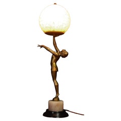 Französische Art-déco-Tischlampe aus Bronze mit figürlicher Tänzerin aus den 1930er Jahren und Glaskuppel