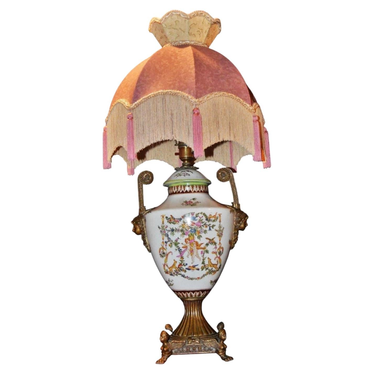 Lámpara de mesa de porcelana dorada estilo Sèvres francesa de la década de 1850 con pantalla de seda en venta